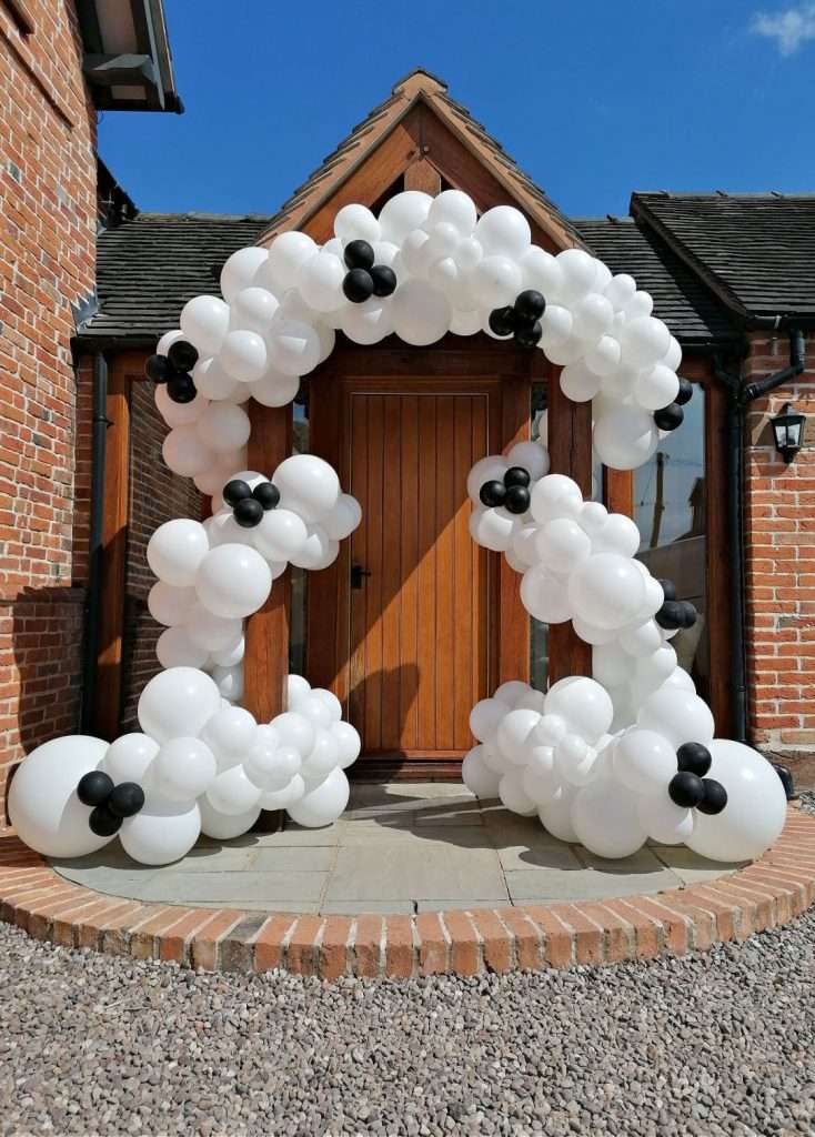 Organic balloon garland to decorate entrance