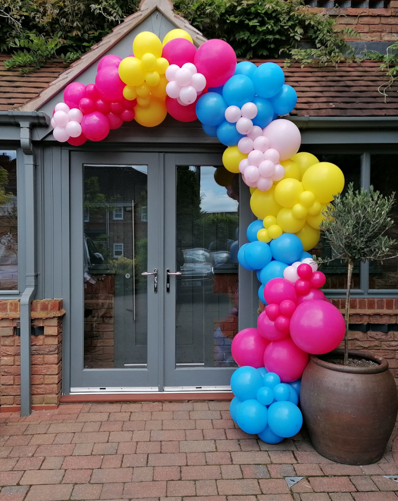 Organic balloon half arch installed outside home in Stafford