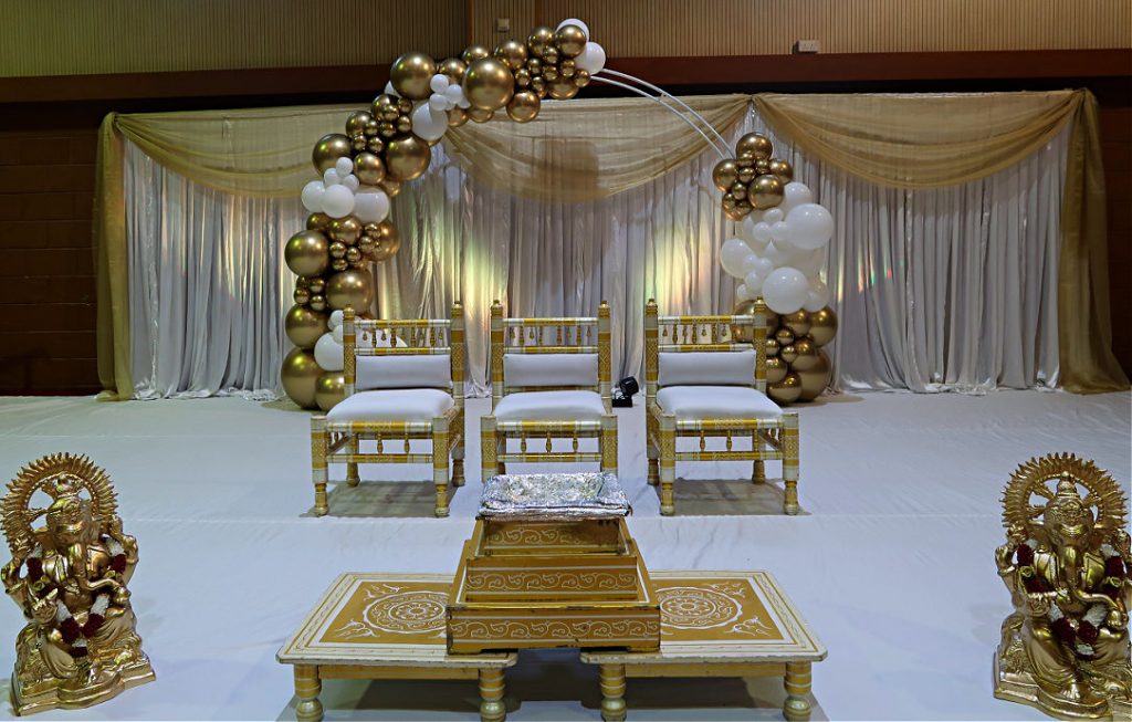 Moongate with gold and white balloons